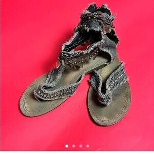 Grey and gold dangly coin sandals 🤍🖤